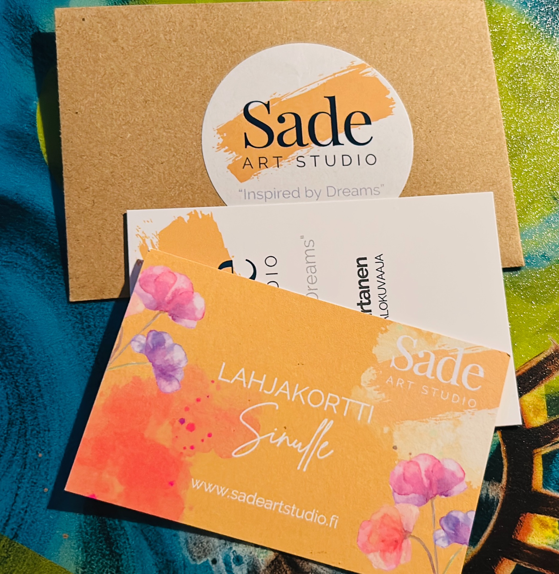 Lahjakortti ja kuori. Kortin voi ostaa myös kuvapaketin nimellä (ilman hintatietoa). Lahjakortit ovat voimassa vuoden ostopäivästä. 